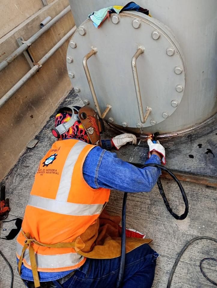 Reparacion y soldado de tanque inoxidable - Planta Atica