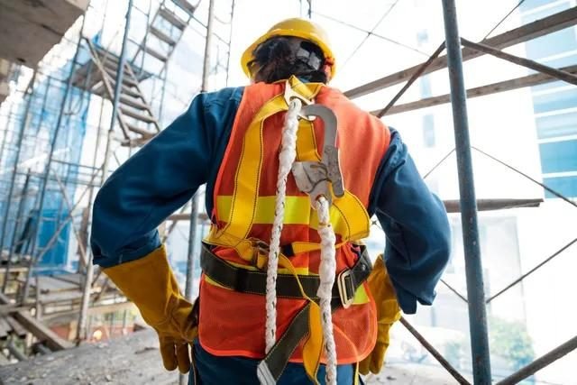 Tecnico de SIMIN S.A.C. con arnes de seguridad en obra